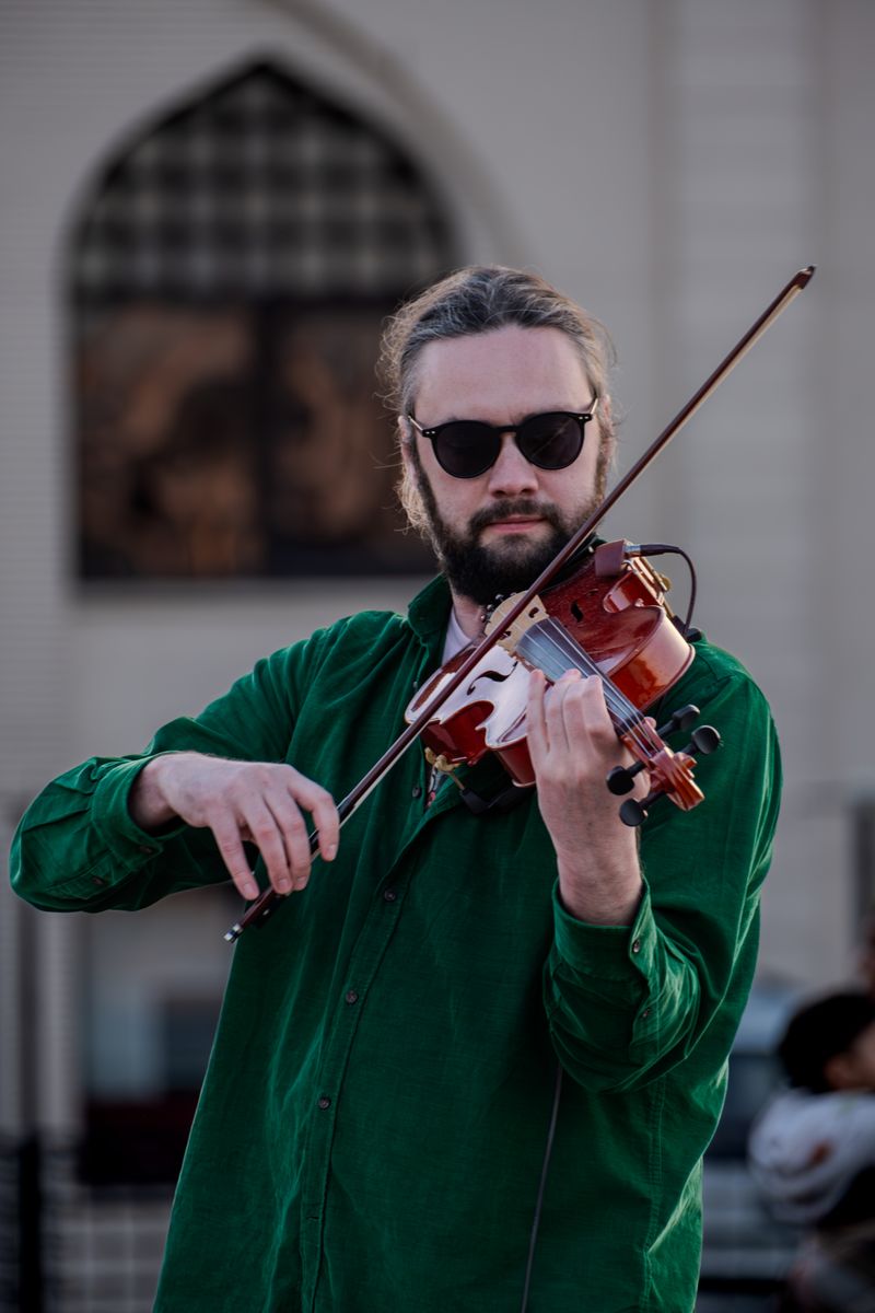 Adam Oynayan Müzik Kemancı
