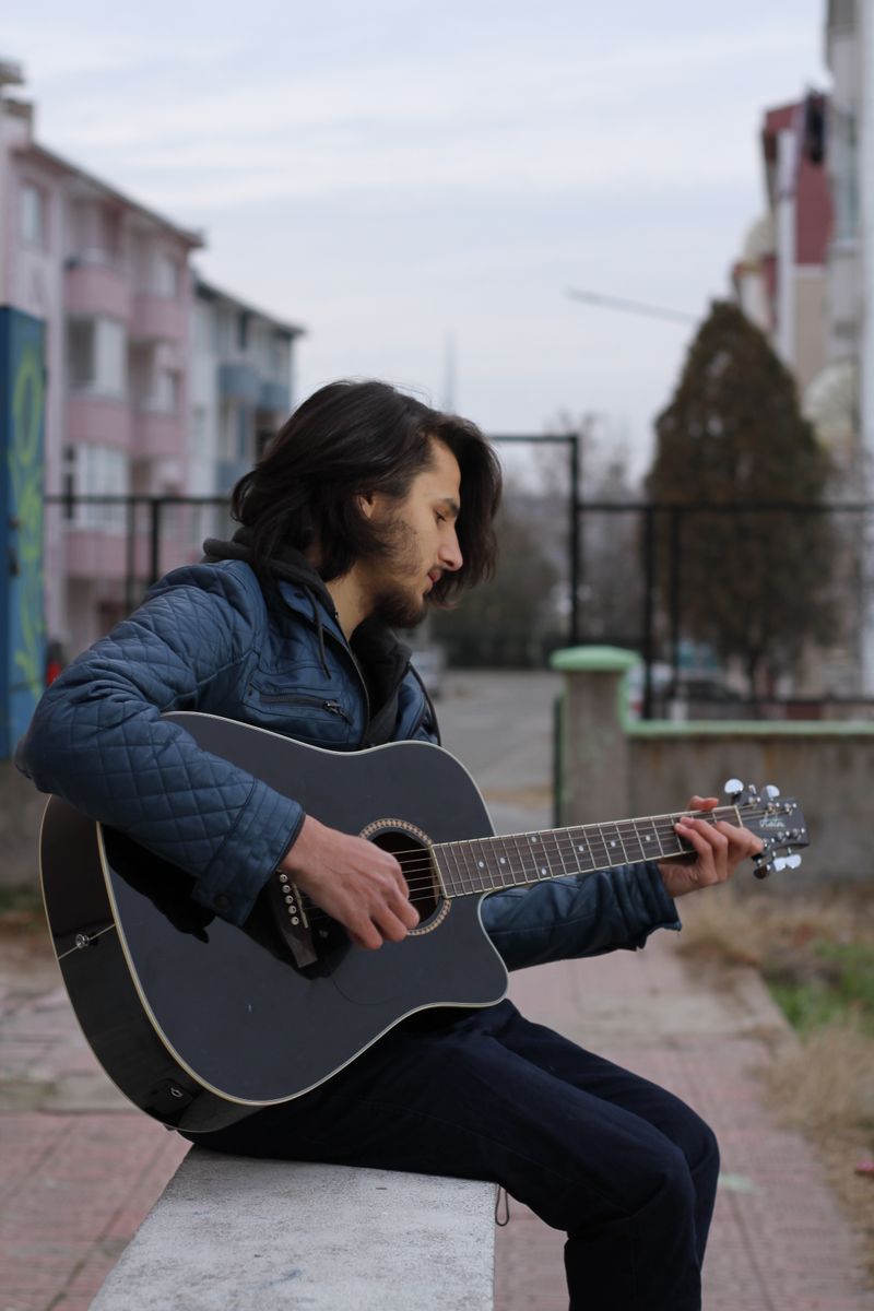 Akustik Gitar Oturan Adam