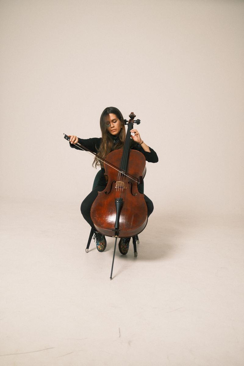 Bayan Çello Solisti
