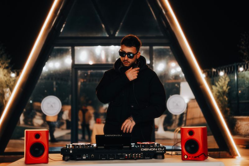 Güneş Gözlüklü Gece DJ