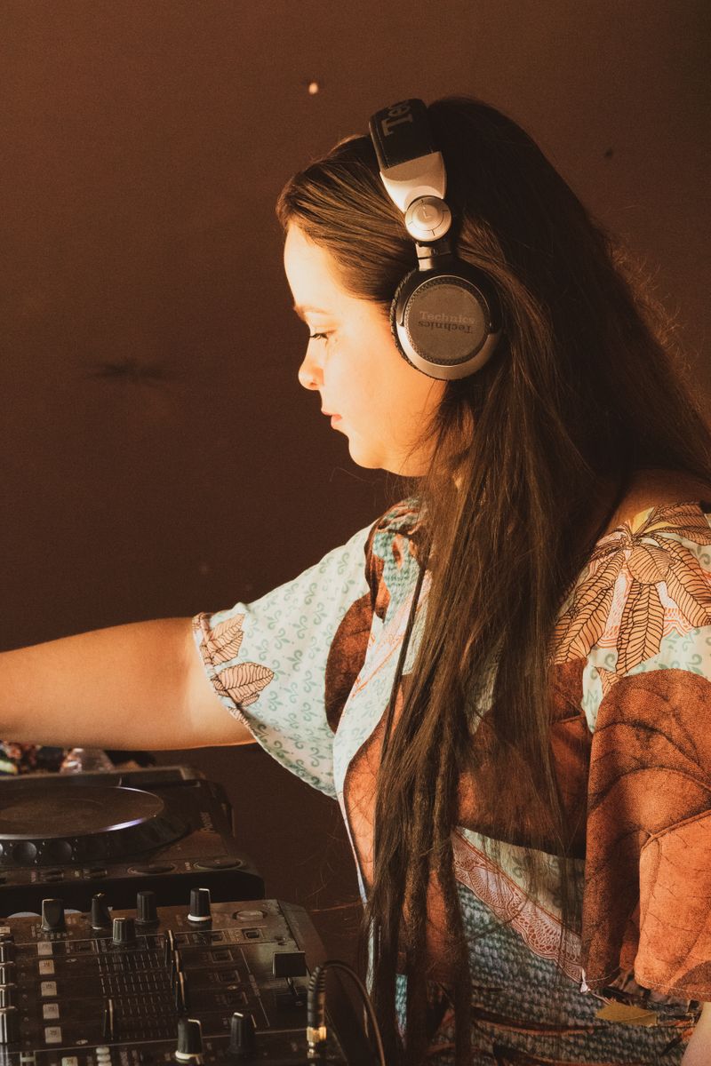 Kulaklıklı Bayan DJ