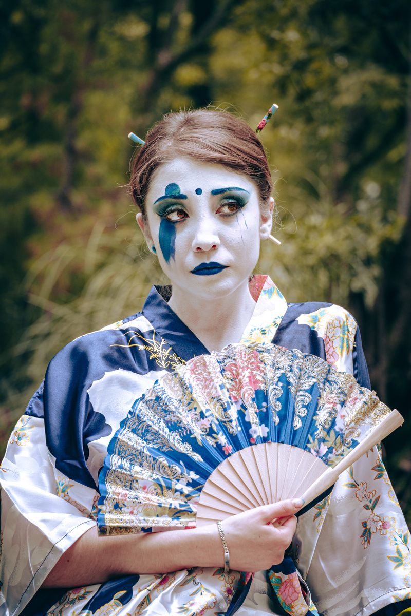 Mavi Beyaz Japon Portre Model