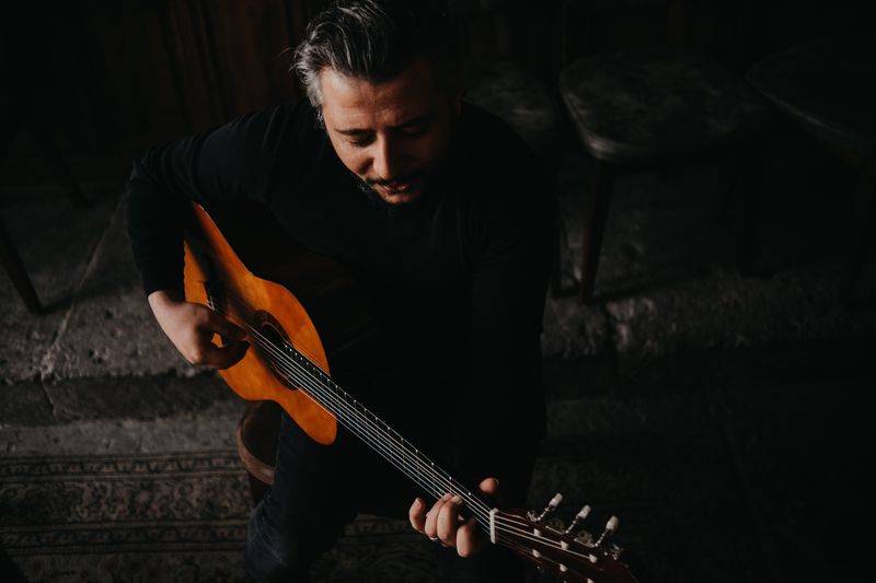 Mert Kaya Akustik Gitarist