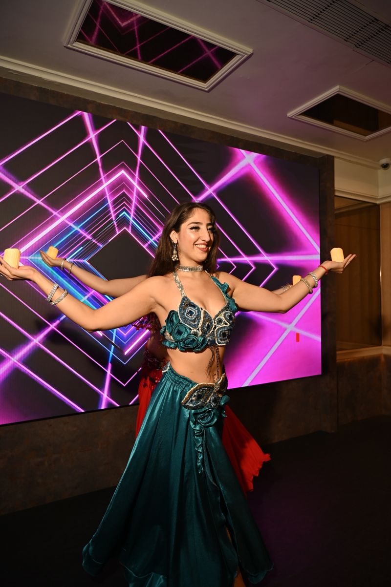 Neon Işıklı Oryantal Dansöz