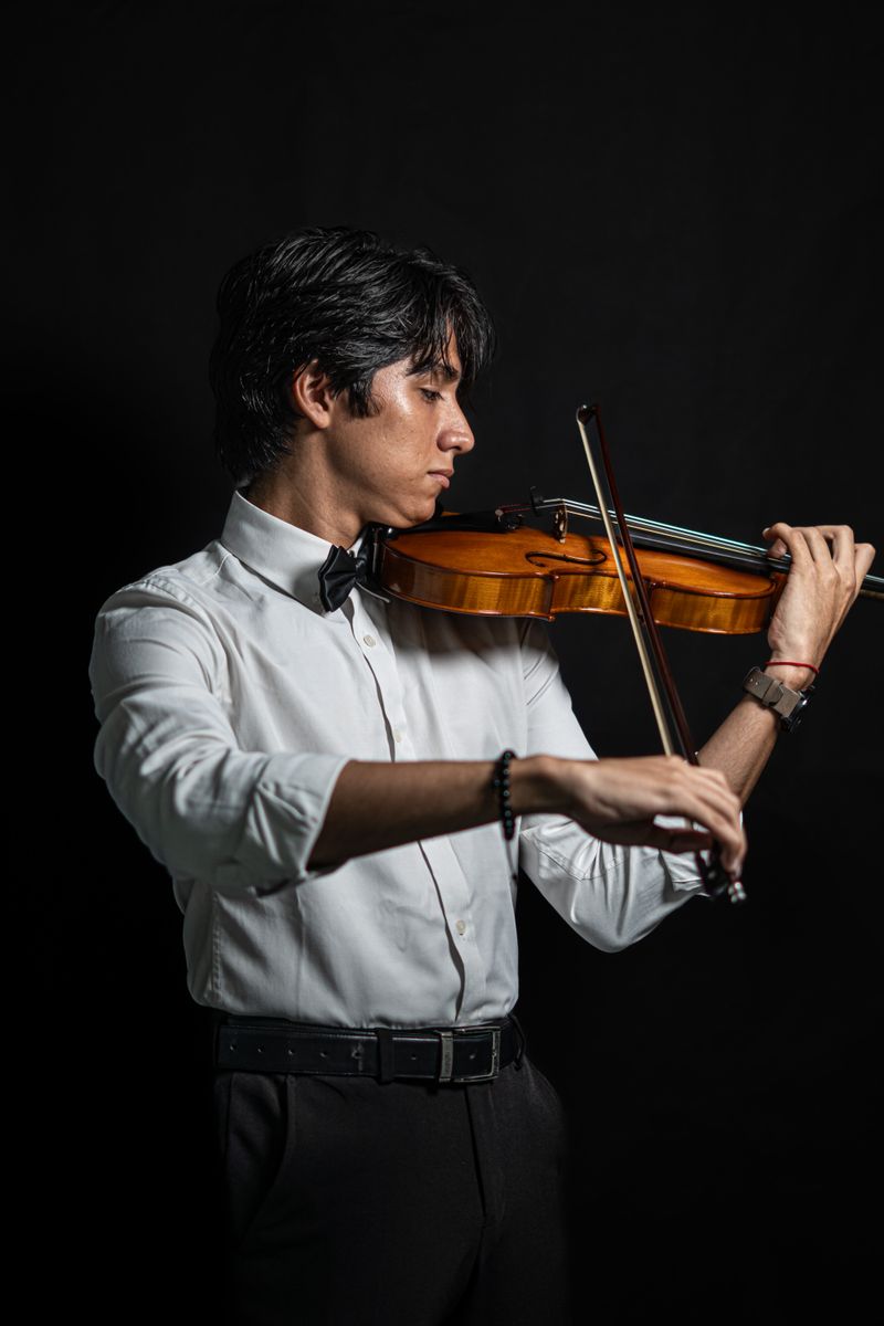 Özge Turan Keman Solisti