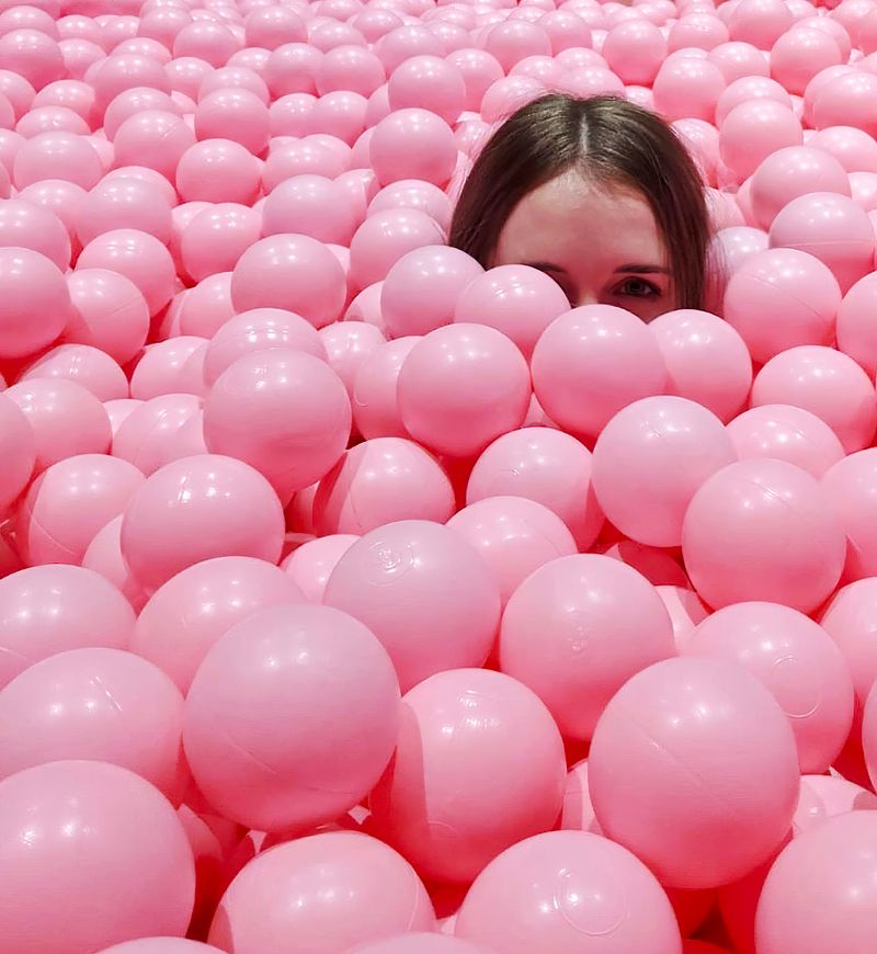 Pembe Top Havuzu Çocuk