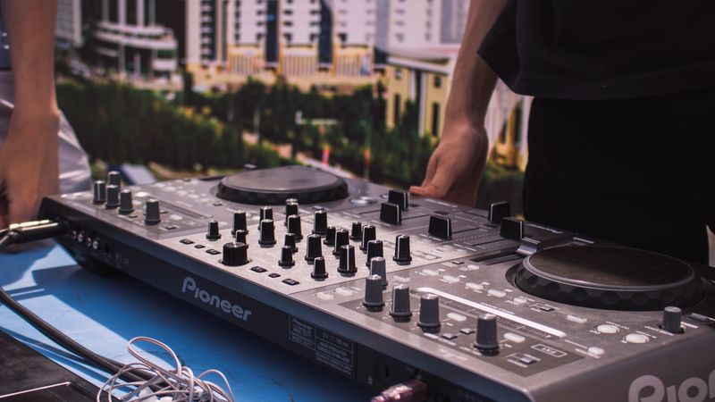 Siyah DJ Mikser Standı